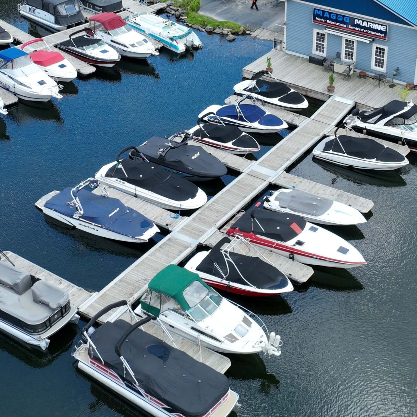 Vue aérienne des quais et bateaux de Magog Marine